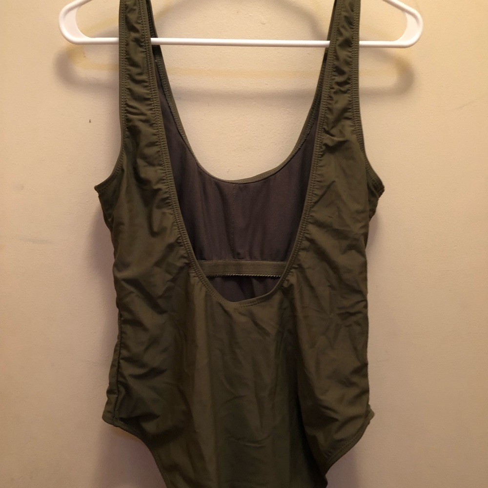 🌞 One piece swimsuit ☀️ beach ready. - Picture 4 of 6